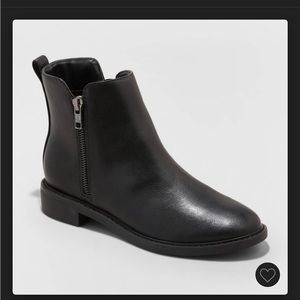Like New Universal Thread Brenna Chelsea Boots